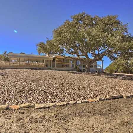 Updated Cabin With Fire Pit - 1 Mile From Downtown!